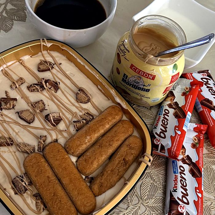 Ingrédients de Nani : biscuits à la cuillère, café, tartinade Bueno et tiramisu en préparation